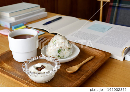おにぎりとヨーグルトの夜食 勉強を頑張るイメージ おにぎりとヨーグルトの夜食 勉強を頑張るイメージ 143002853