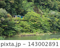 水郡線「山間部の緑と久慈川沿いを走る列車」 143002891