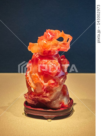 Agate Flower Vase with Peony Pattern, Qing Dynasty, donated by Yang Lingfu, The Palace Museum Collection 143002973