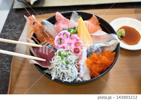 新鮮な魚介をたっぷり盛り付けた彩り豊かな海鮮丼 143003212
