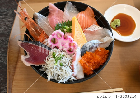 エビや刺身、しらすを盛り付けた豪華な海鮮丼 143003214