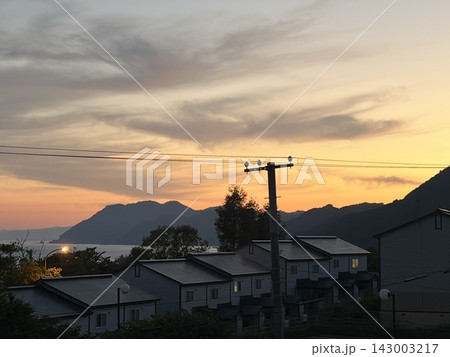 住宅街から見る夕焼け 143003217