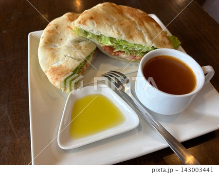 フォカッチャサンドとオリーブオイル スープ付きカフェランチ フォカッチャサンドとオリーブオイル スープ付きカフェランチ 143003441