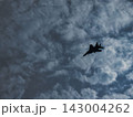 空を飛ぶ飛行機 143004262