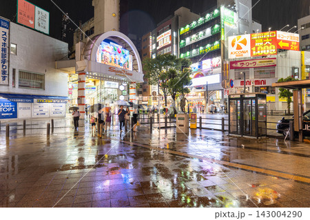 雨の蒲田駅前広場の都市夜景と濡れた路面のリフレクション 雨の蒲田駅前広場の都市夜景と濡れた路面のリフレクション 143004290