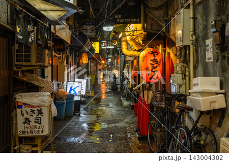 大井町駅前のノスタルジックな雨のストリート 大井町駅前のノスタルジックな雨のストリート 143004302
