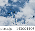 飛行機雲を引きながら飛行するブルーインパルス 143004406