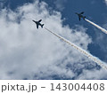 上昇する航空機 143004408