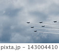 大空を飛ぶ戦闘機 143004410