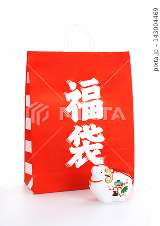 年賀素材 未年 可愛らしい白い羊と福袋 年賀素材 未年 可愛らしい白い羊と福袋 143004469