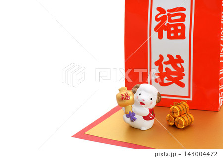 年賀素材 未年 打ち出の小槌を持った可愛らしい羊と福袋と金俵 年賀素材 未年 打ち出の小槌を持った可愛らしい羊と福袋と金俵 143004472