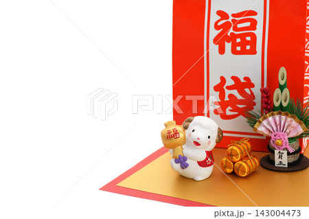 年賀素材 未年 打ち出の小槌を持った可愛らしい羊と福袋と金俵と門松 年賀素材 未年 打ち出の小槌を持った可愛らしい羊と福袋と金俵と門松 143004473