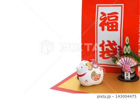 年賀素材　未年　可愛らしい白い羊と福袋と門松 143004475