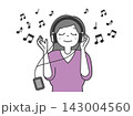 音楽を聴く女性3 143004560
