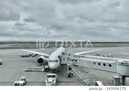 ボーディングブリッジ 空港 ボーディングブリッジ 空港 143006179