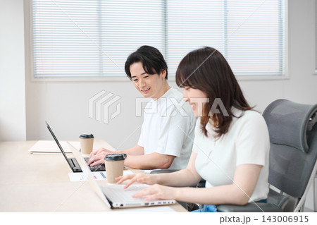 パソコンで作業をするカジュアルビジネスの男女 143006915
