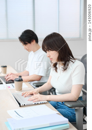 パソコンで作業をするカジュアルビジネスの男女 143006920