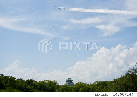 大阪城とブルーインパルス 143007144