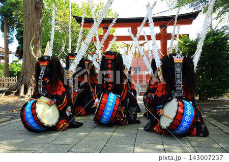 神楽の国のお祭りで、神楽をとる 143007237
