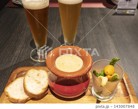 語らいを彩るビールと至福のディナー 143007848