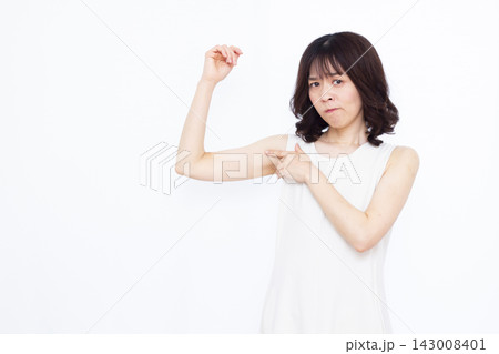 脇の臭いを気にする女性 143008401