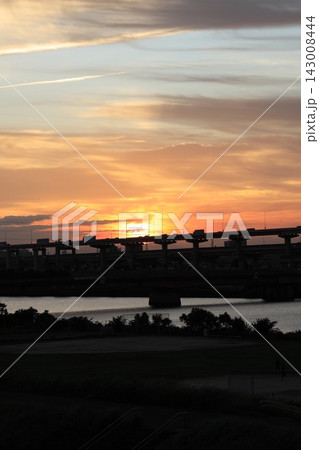荒川夕景・西新井橋と首都高速環状線【東京都足立区】 荒川夕景・西新井橋と首都高速環状線【東京都足立区】 143008444