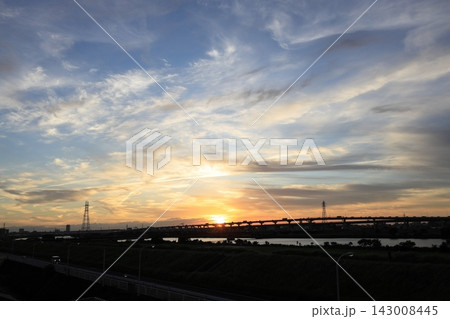 荒川夕景・西新井橋と首都高速環状線【東京都足立区】 荒川夕景・西新井橋と首都高速環状線【東京都足立区】 143008445