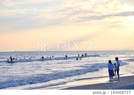 夕方の鵠沼海岸でサーフィンをする人々 夕方の鵠沼海岸でサーフィンをする人々 143008737