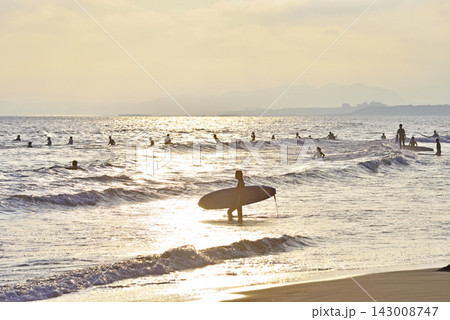 夕方の鵠沼海岸でサーフィンをする人々 夕方の鵠沼海岸でサーフィンをする人々 143008747