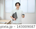 パソコンを持つオフィスカジュアルの若い男性 143009087