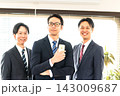 3人のスーツ姿の男性とスマホを持つスーツ姿の男性 143009687
