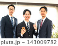 3人のスーツ姿の男性とスマホを持ちながら指さしするスーツ姿の男性 143009782