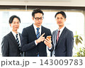3人のスーツ姿の男性とスマホを持ちながら指さしするスーツ姿の男性 143009783