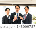 3人のスーツ姿の男性とスマホを持ちながら指さしするスーツ姿の男性 143009787