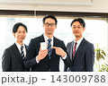 3人のスーツ姿の男性とスマホを持ちながら指さしするスーツ姿の男性 143009788