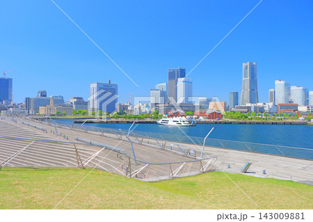神奈川県横浜市、横浜赤レンガ倉庫とランドマークタワーの風景 143009881
