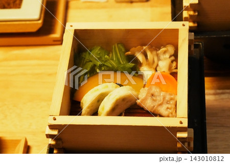 せいろの中の豚肉と彩りの野菜の蒸し物 143010812