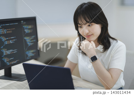 パソコンで作業をする女性エンジニア 143011434