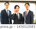 3人のスーツ姿の男性とスマホで通話するスーツ姿の男性 143012083