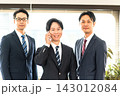 3人のスーツ姿の男性とスマホで通話するスーツ姿の男性 143012084