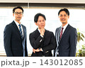 3人のスーツ姿の男性とスマホで通話するスーツ姿の男性 143012085