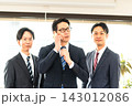 3人のスーツ姿の男性とスマホで通話するスーツ姿の男性 143012086