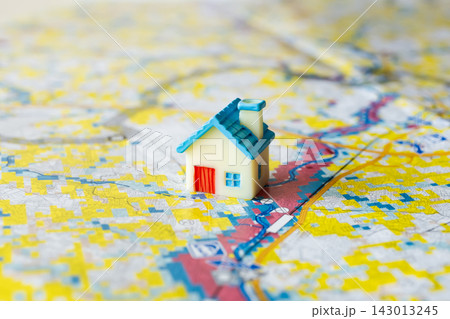 ハザードマップと家　住宅の災害リスクイメージ素材 143013245