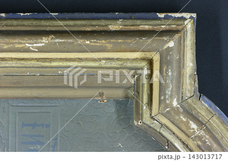 Restoration Process of a Canvas Fragment Using Ultraviolet Light Techniques in a Studio Setting 143013717