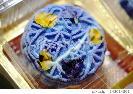 Elegant Blue Mooncake Dessert with Edible Pansy Garnish 143014801