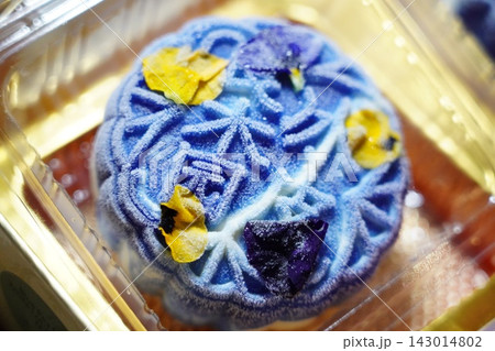 Elegant Blue Snowskin Mooncake with Edible Flowers 143014802
