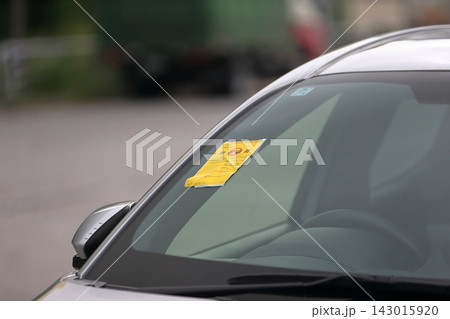 放置車両確認標章の貼られた乗用車 放置車両確認標章の貼られた乗用車 143015920