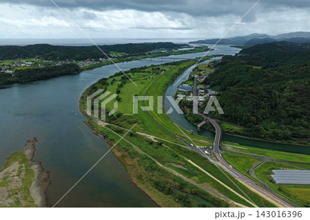 高知県四万十市の四万十川と河川景観を捉えた空撮写真 高知県四万十市の四万十川と河川景観を捉えた空撮写真 143016396