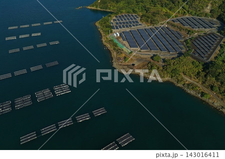 徳島県鳴門市ウチノ海の養殖筏と太陽光パネルを捉えた空撮写真 徳島県鳴門市ウチノ海の養殖筏と太陽光パネルを捉えた空撮写真 143016411