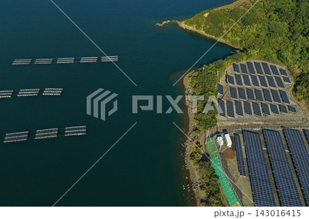 徳島県鳴門市の沿岸部に設置された太陽光パネルと養殖筏の空撮写真 徳島県鳴門市の沿岸部に設置された太陽光パネルと養殖筏の空撮写真 143016415